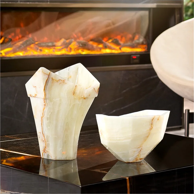 Итальянская средневековая ваза из нефрита - Фотография_3