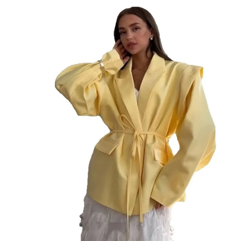 Женский пиджак на шнуровке с подкладкой на плечах - Фотография_6