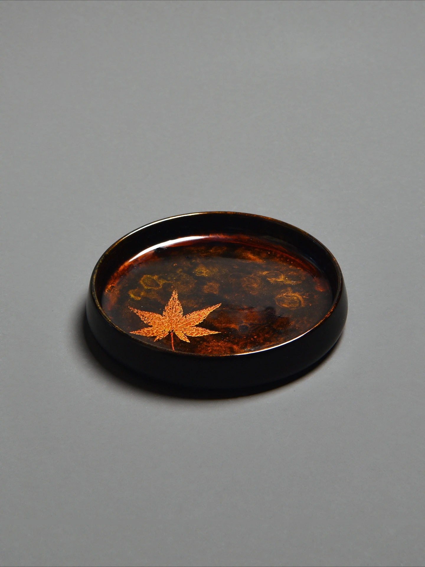 Большой лаковый диск с узором кленового листа - Фотография_2