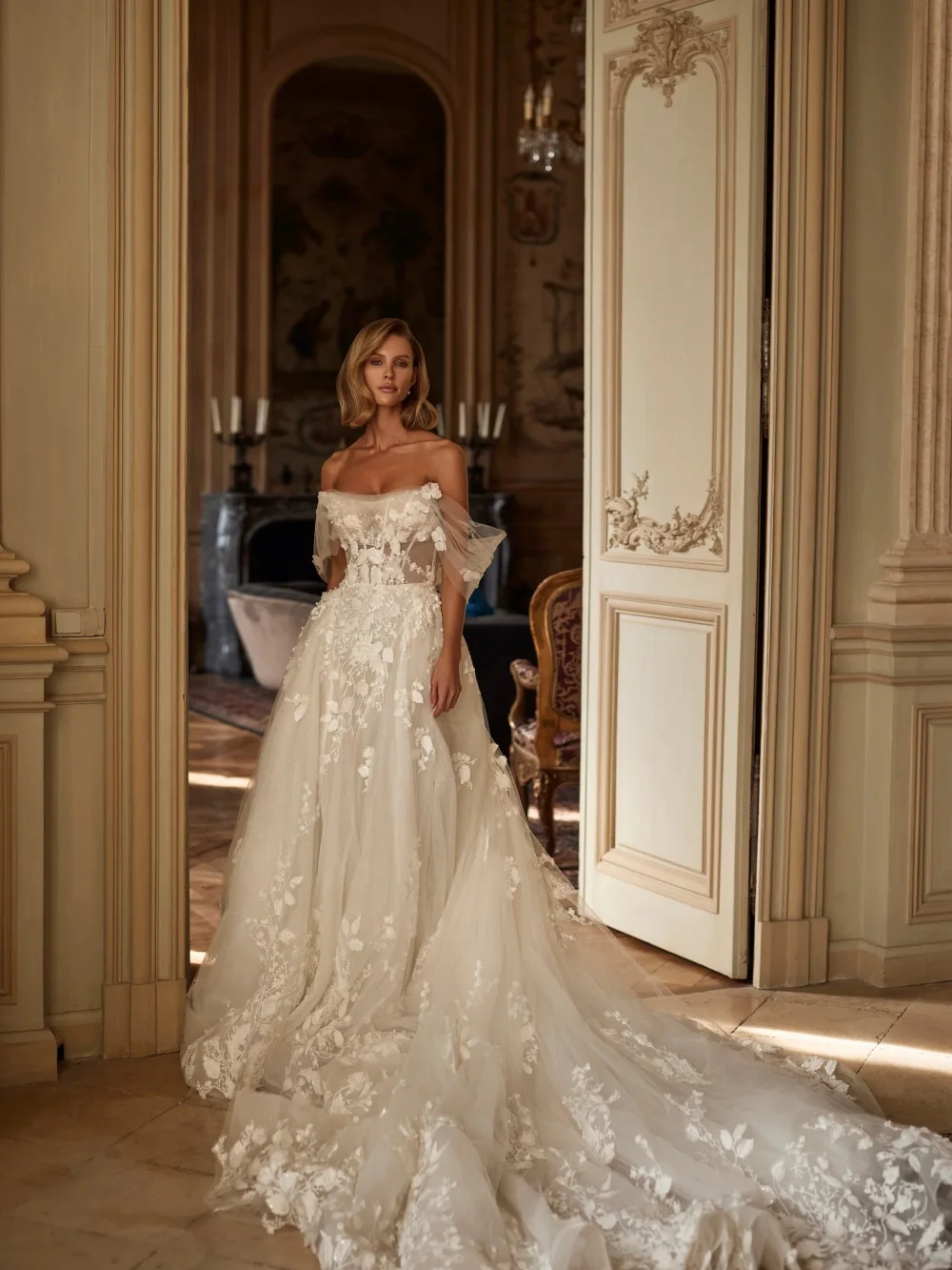 Очаровательное свадебное платье с открытыми плечами - Фотография_4