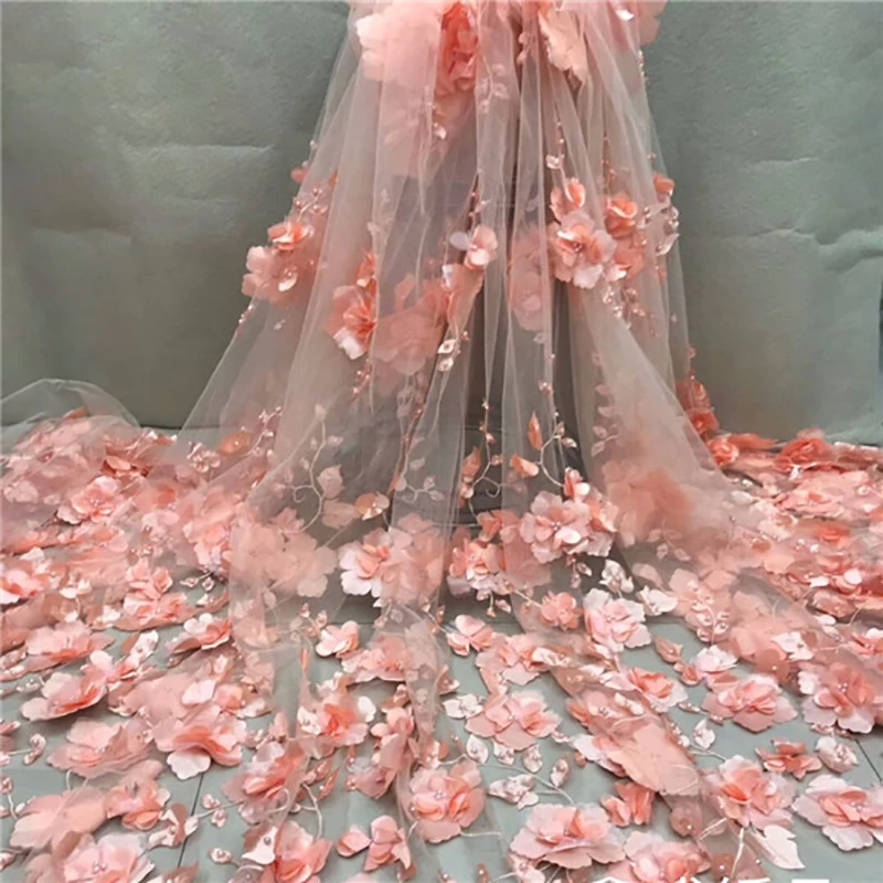 Белая кружевная ткань с 3d бусинами - Фотография_3