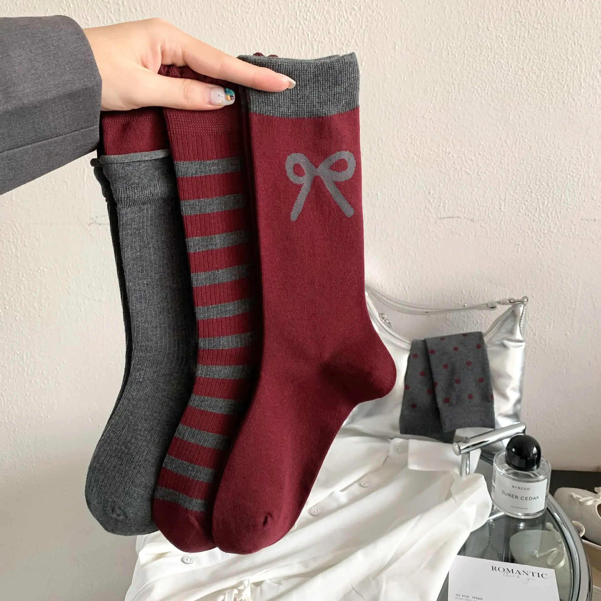 Красные полосатые носки средней - Фотография_3