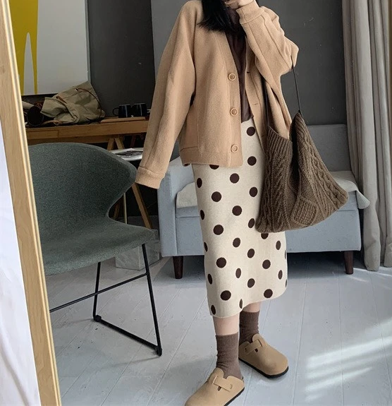 Модная женская трикотажная юбка-миди в горошек - Фотография_3