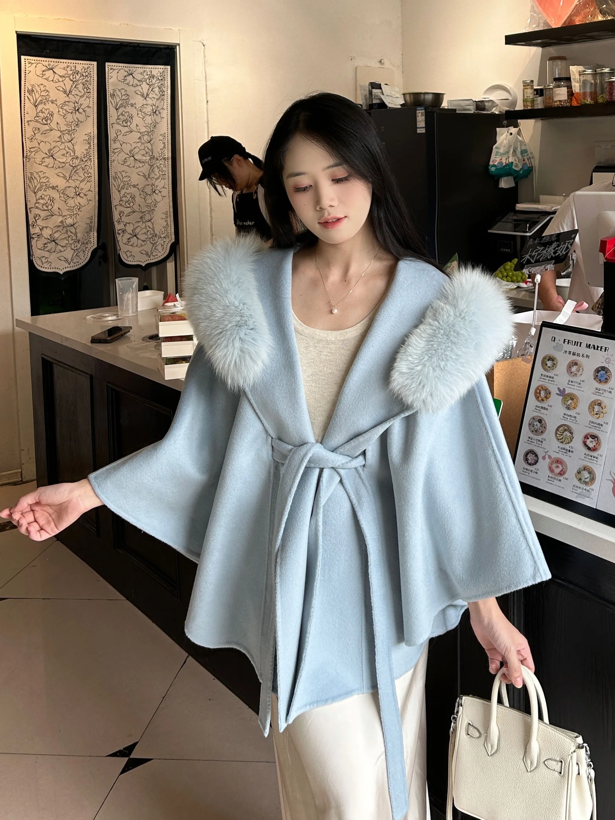 Женское пальто с поясом - Фотография_3