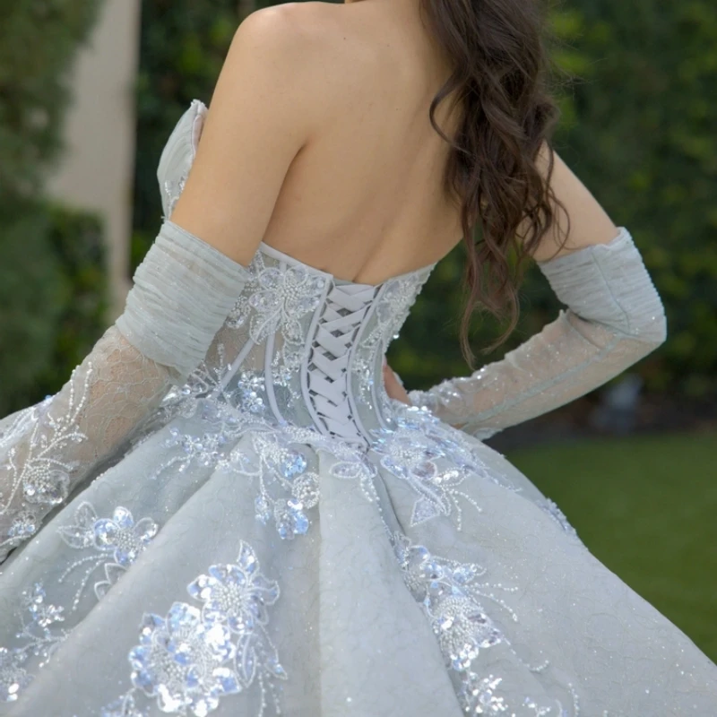 Светло-серое блестящее бальное платье quinceanera - Фотография_4
