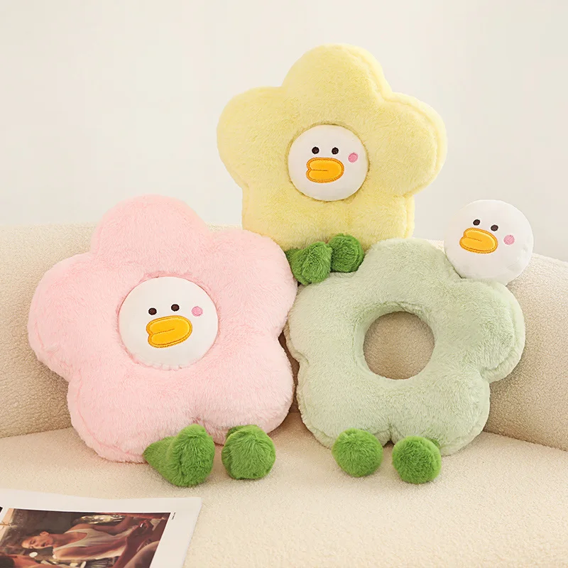 Подушка с цветком и уткой