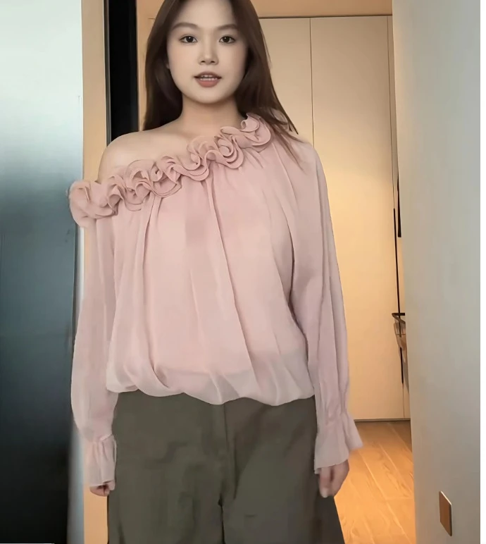 Осенняя рубашка больших размеров с объемным цветком - Фотография_5