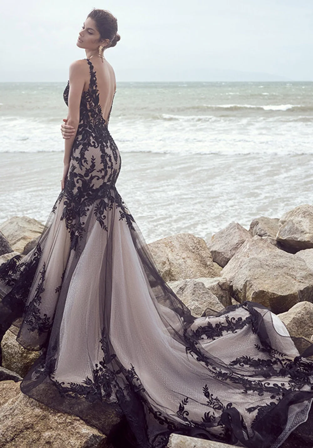 Гламурное свадебное платье с открытой спиной и v-образным вырезом - Фотография_3