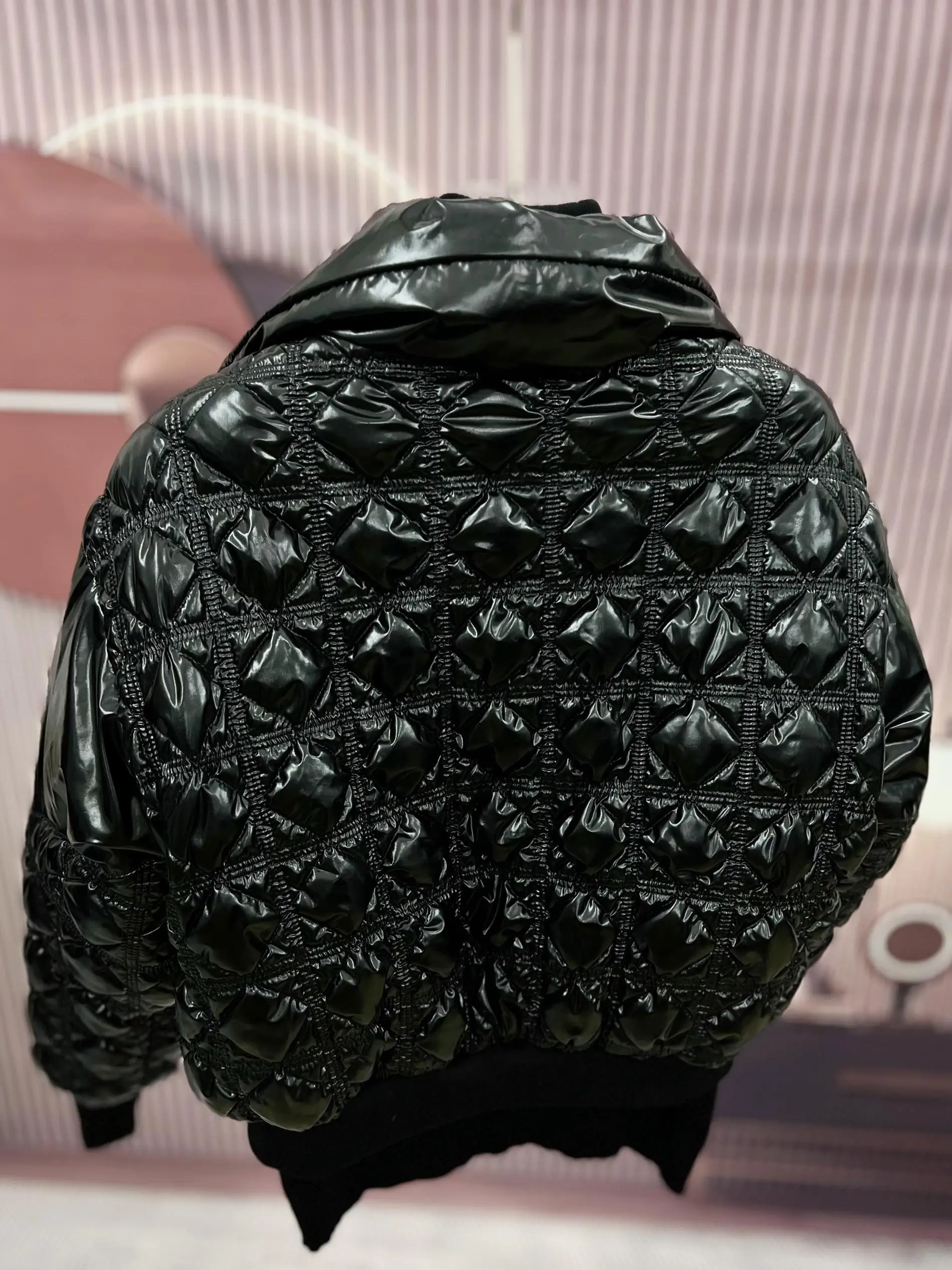 Сплошной цвет, глянцевые пуховики - Фотография_5