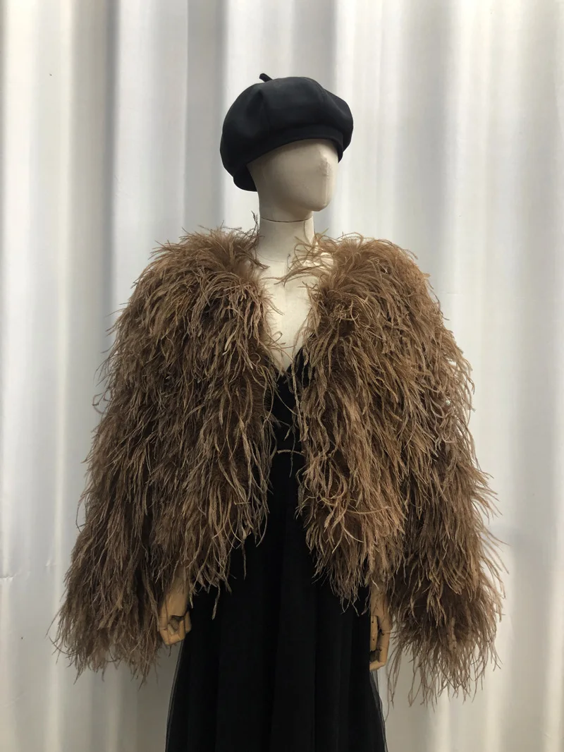 Женская зимняя куртка из натуральных страусиных перьев - Фотография_3