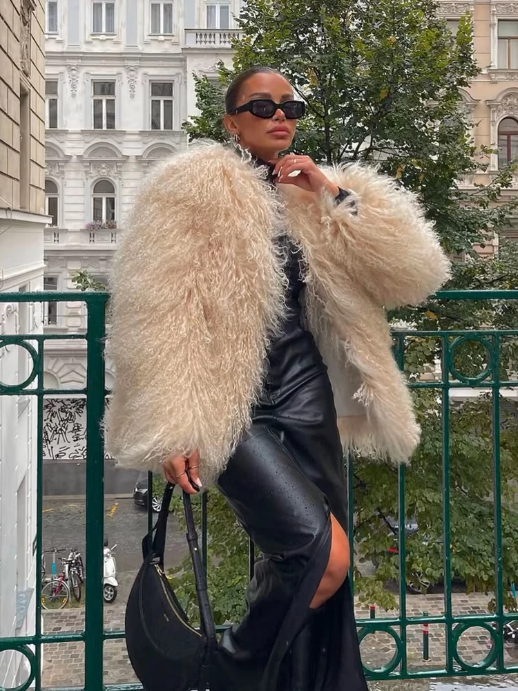 Женская шуба из натурального монгольского