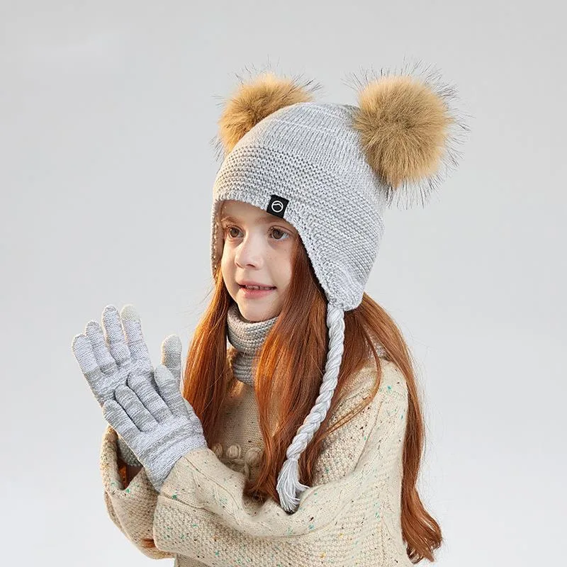 Зимние детские шапки с помпонами - Фотография_2