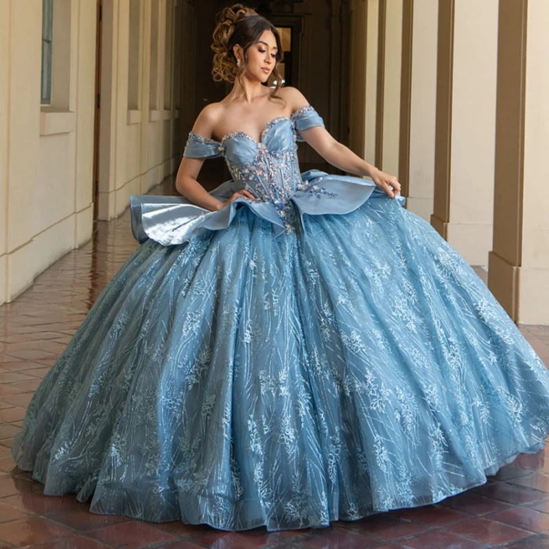 Небесно-голубое блестящее платье