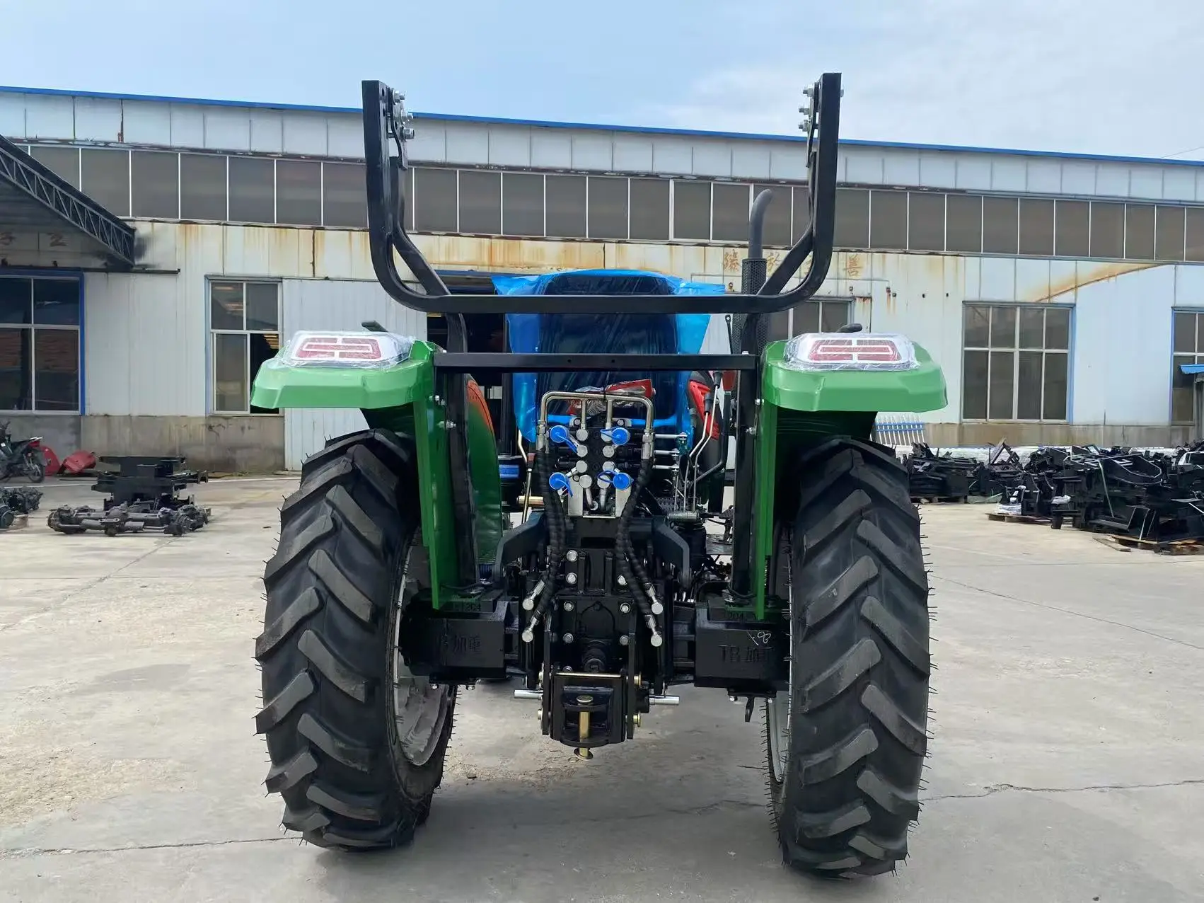Садовый трактор мощностью 70 л.с. 4wd — конструкция узкого тела - Фотография_6