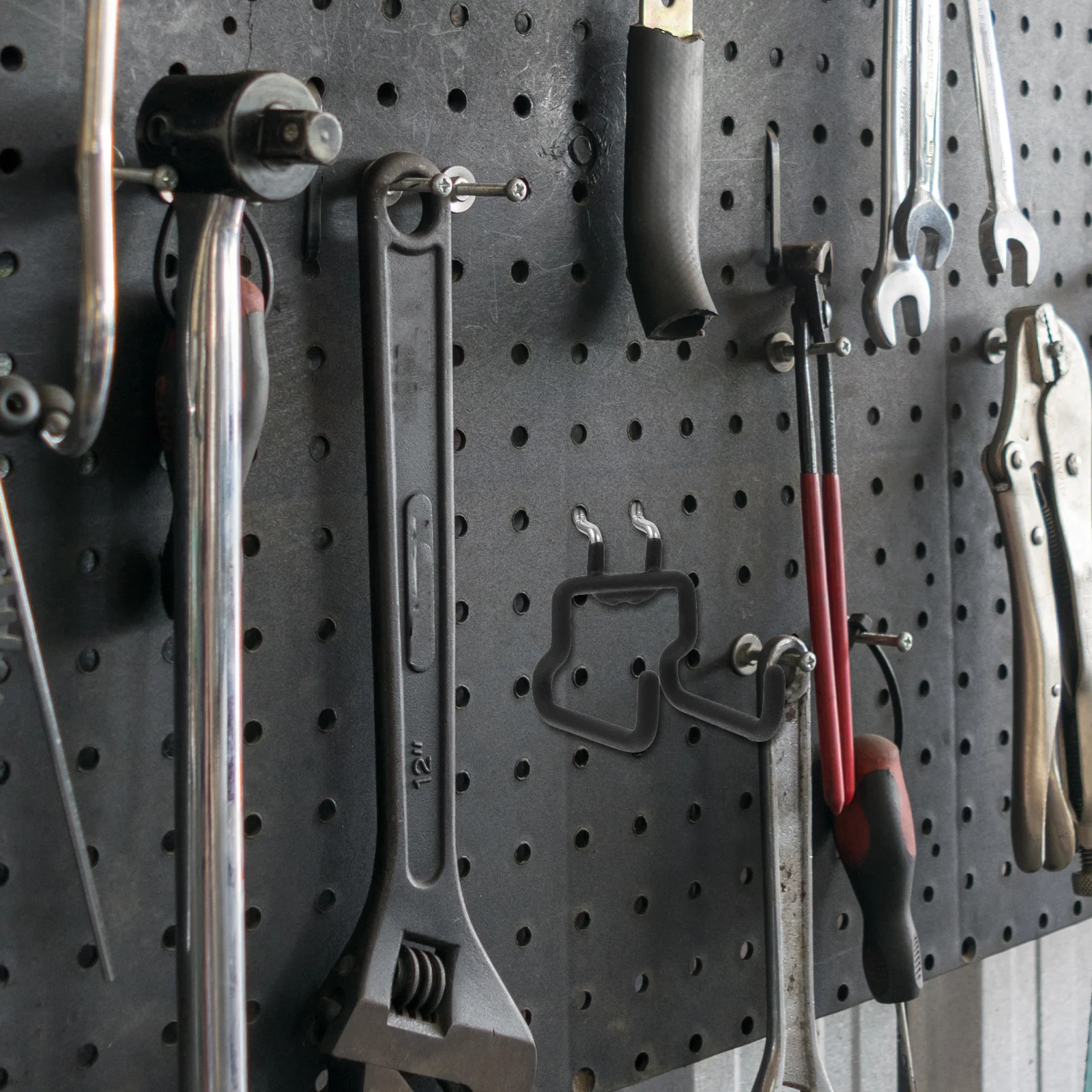 Белые металлические вешалки для перфорированной доски - Фотография_6