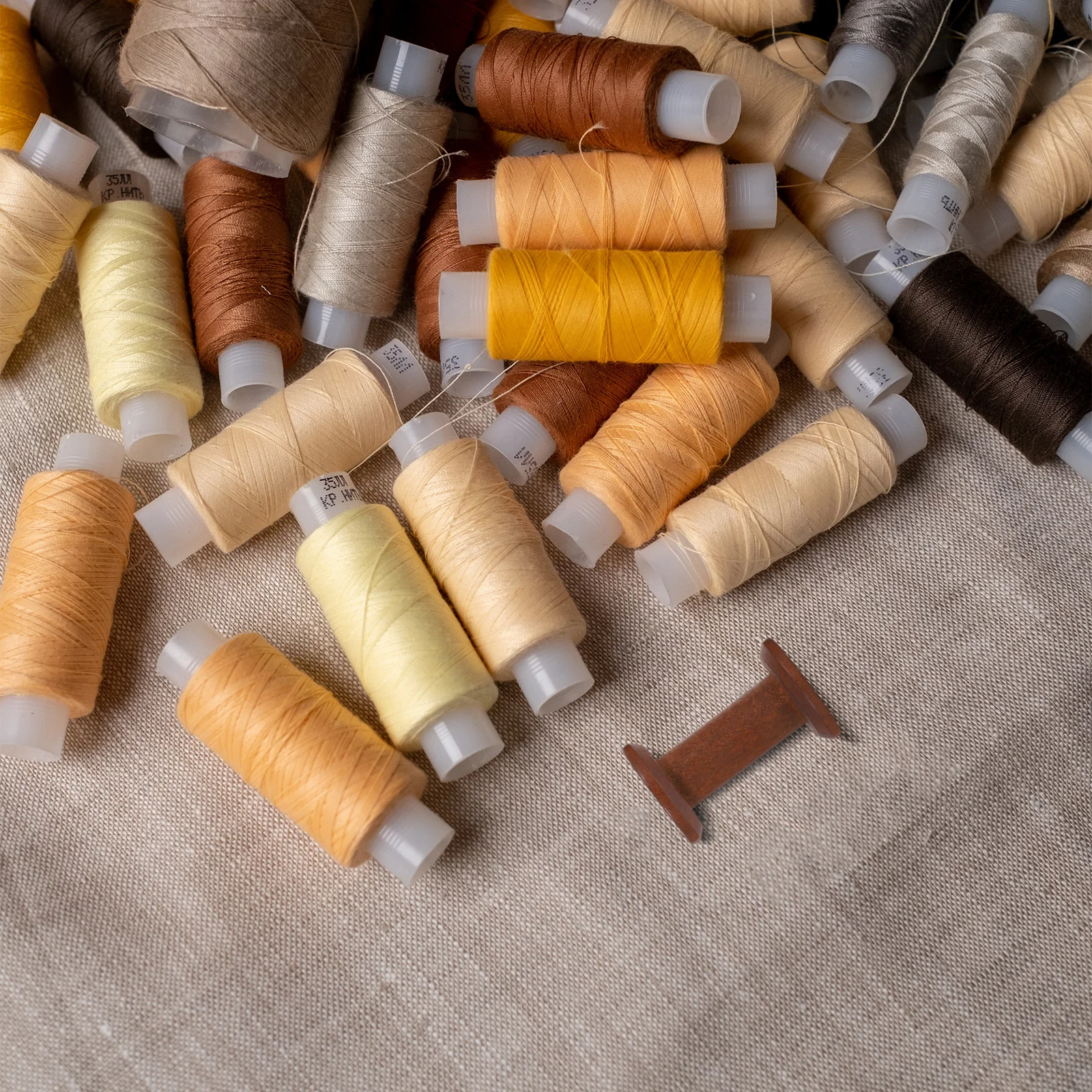 Винтажный деревянный органайзер для катушек с нитками - Фотография_5