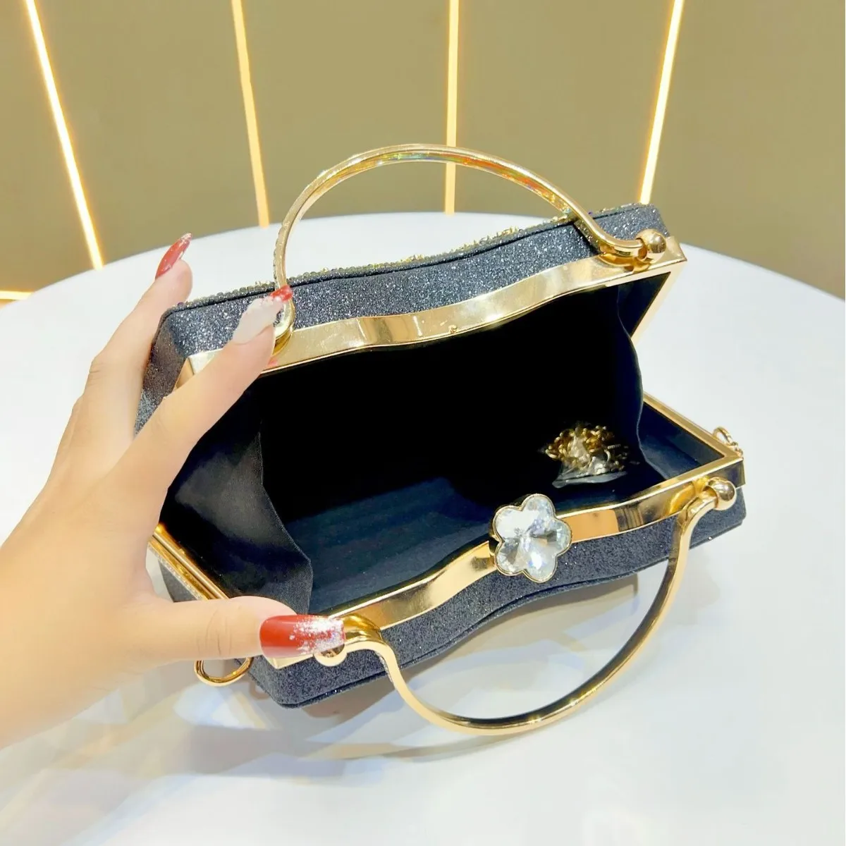 Нежная красочная вечерняя сумка с бриллиантами - Фотография_3