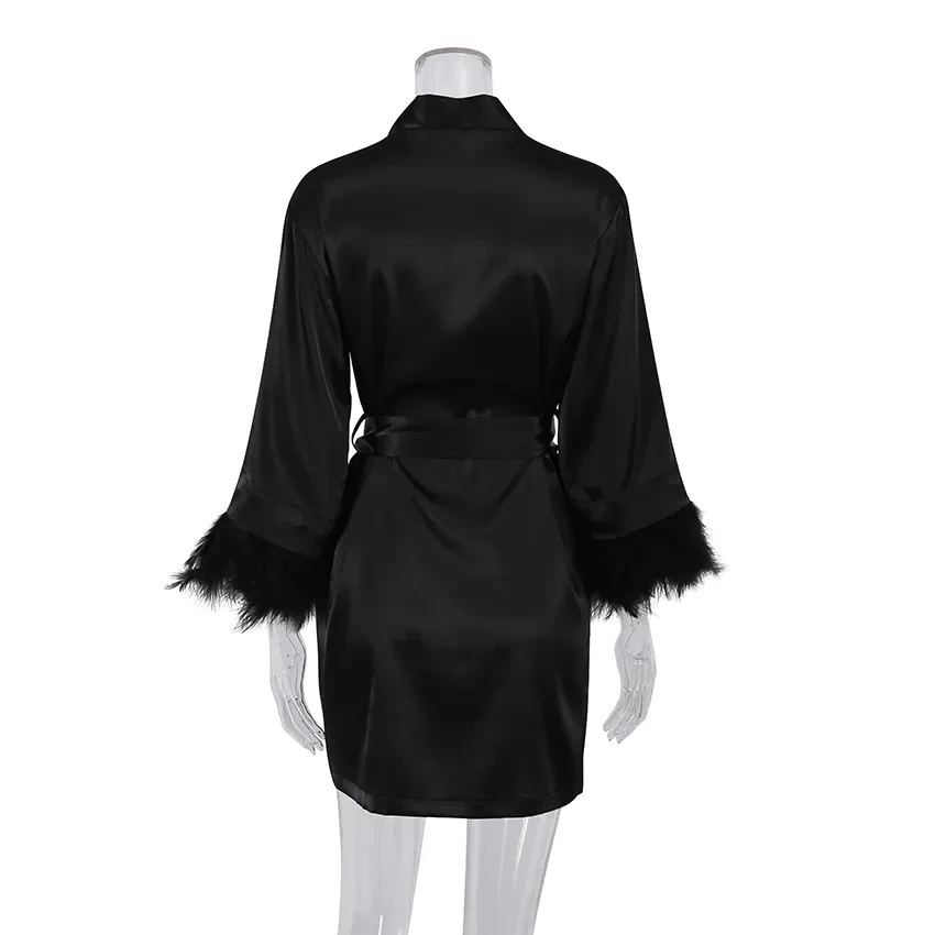 Халат с белыми перьями и мехом - Фотография_4