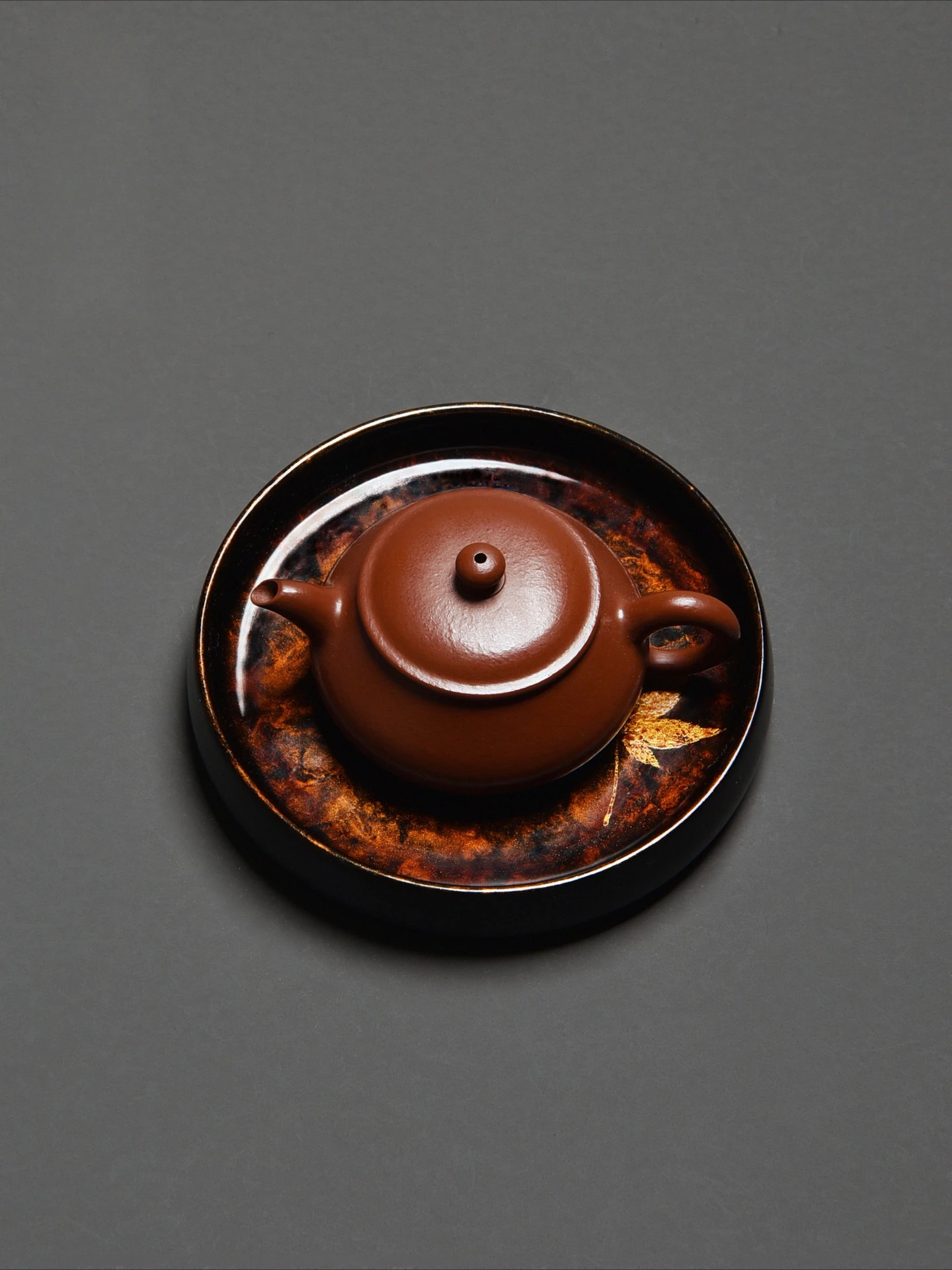 Большой лаковый диск с узором кленового листа - Фотография_3