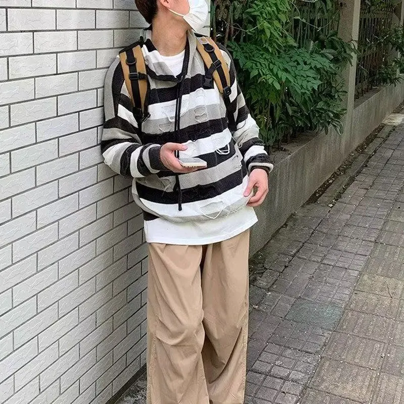 Модные вязаные пуловеры с капюшоном и дырками - Фотография_6