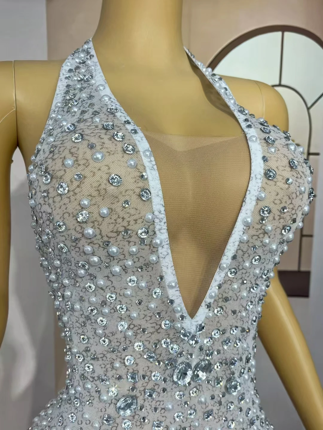 Сексуальное сетчатое платье с глубоким v-образным вырезом - Фотография_4