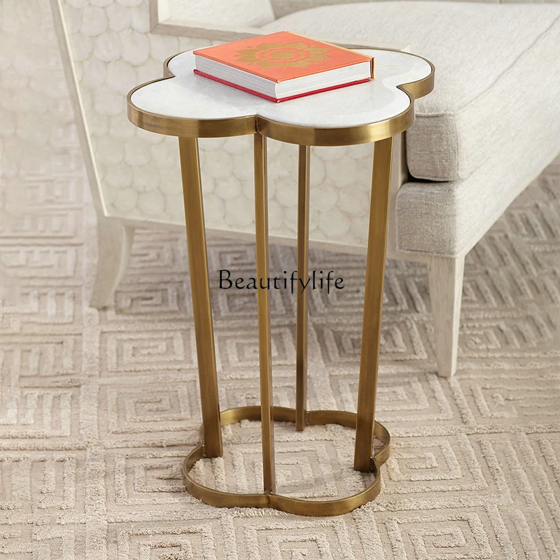 Современный светлый роскошный маленький столик с лепестками - Фотография_3