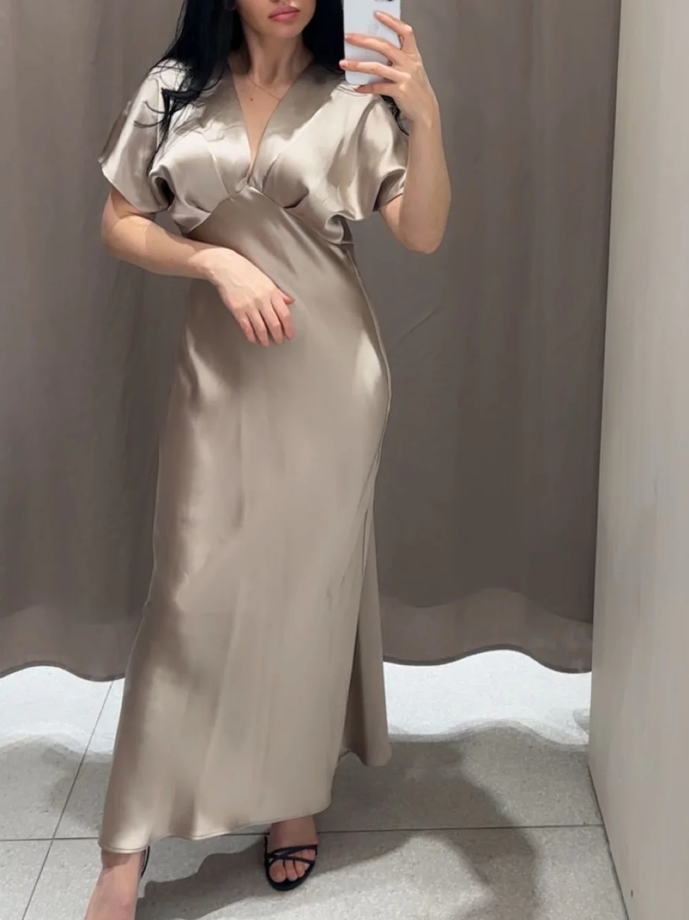 Сексуальная атласная длинная юбка с v-образным вырезом - Фотография_4