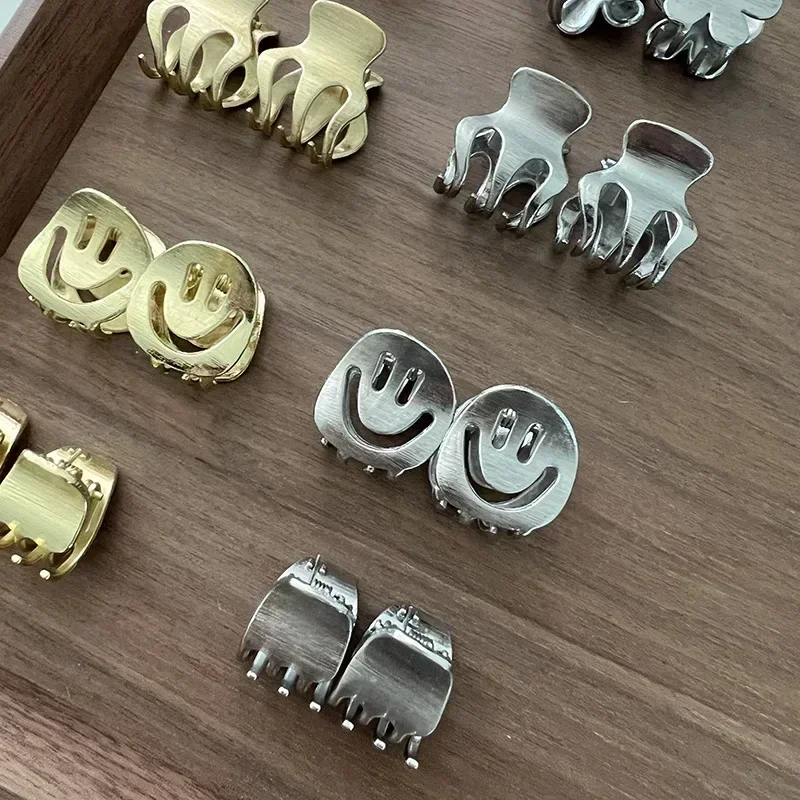 Металлические мини-заколки для волос с улыбкой на лице - Фотография_3