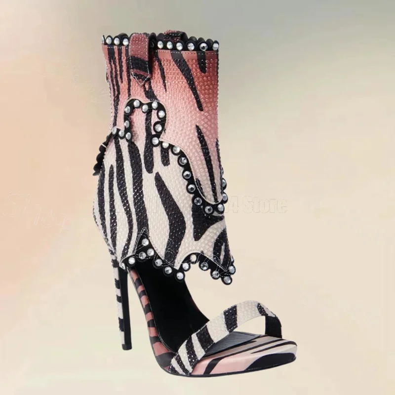 Сандалии с принтом зебры и стразами