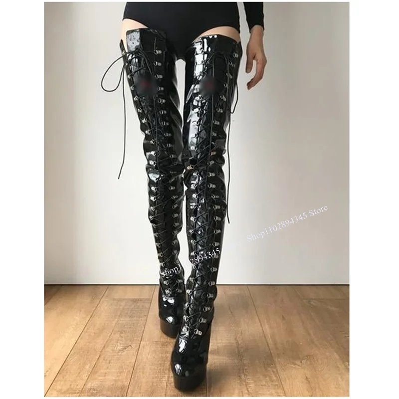 Черные сапоги выше колена с перекрестными ремешками