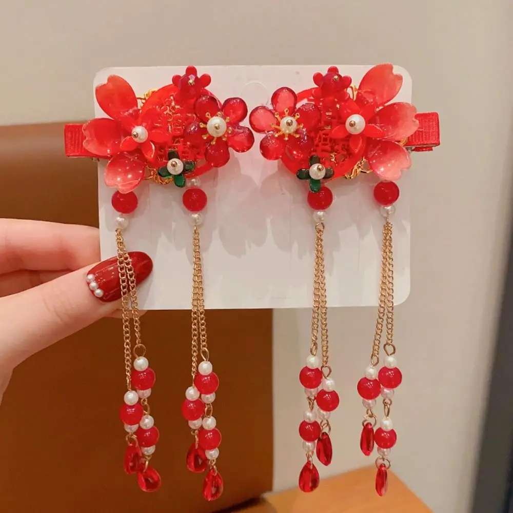 Детская красная заколка с кисточками и бантом