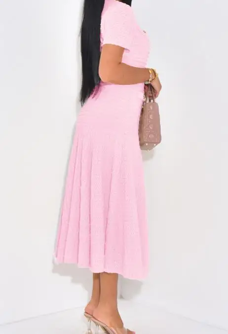 Простое и элегантное платье с короткими рукавами на пуговицах - Фотография_4