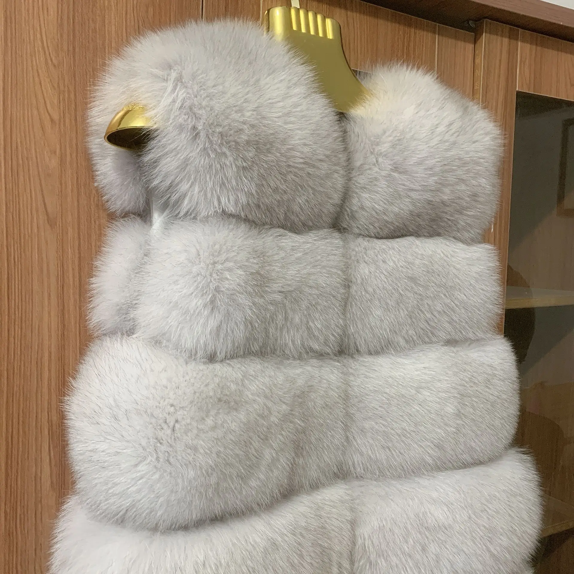 Новый стильный жилет из лисьего меха - Фотография_5