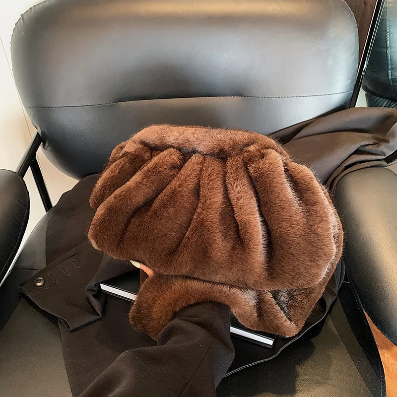 Милые и универсальные зимние сумки через плечо