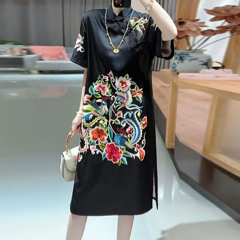 Традиционное китайское винтажное платье ципао с вышивкой в виде цветка - Фотография_3