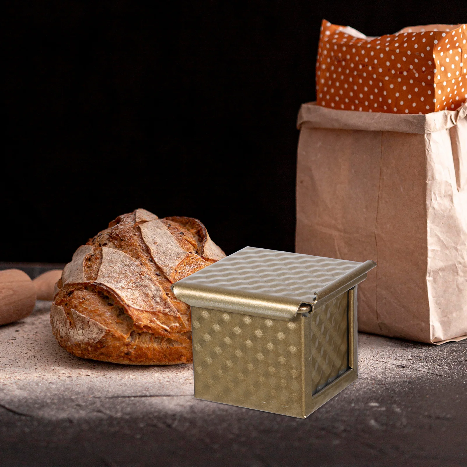 Желтая металлическая форма для буханки