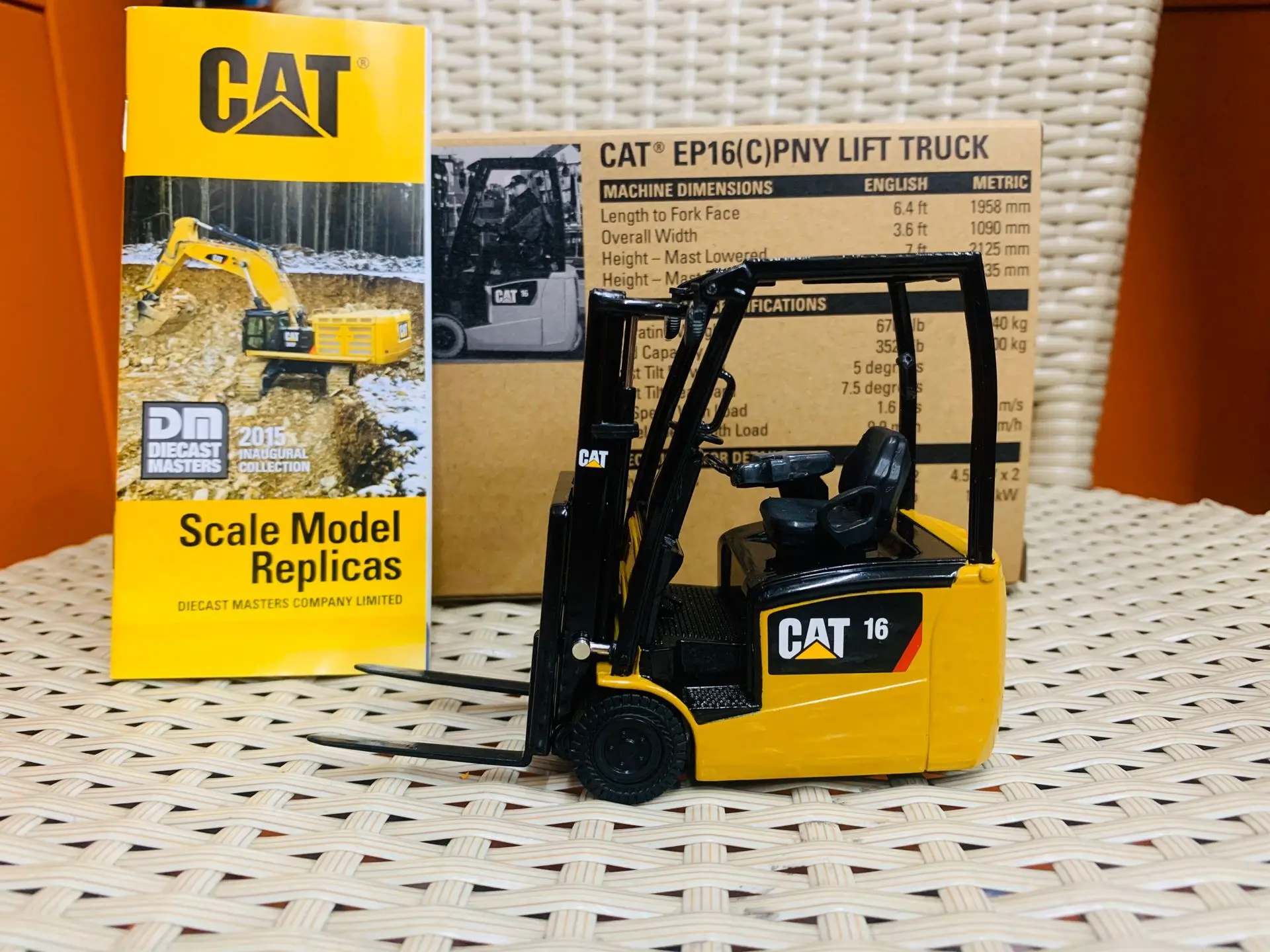 1:25 dm 85504c ep16 c pny подъемный грузовик