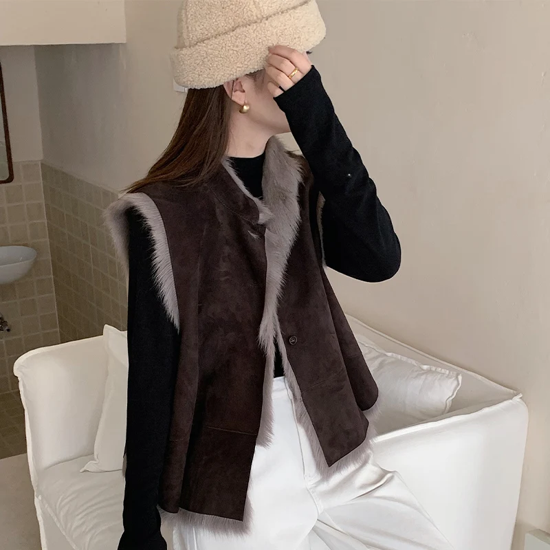 Женский кожаный жилет с меховым воротником без рукавов - Фотография_2