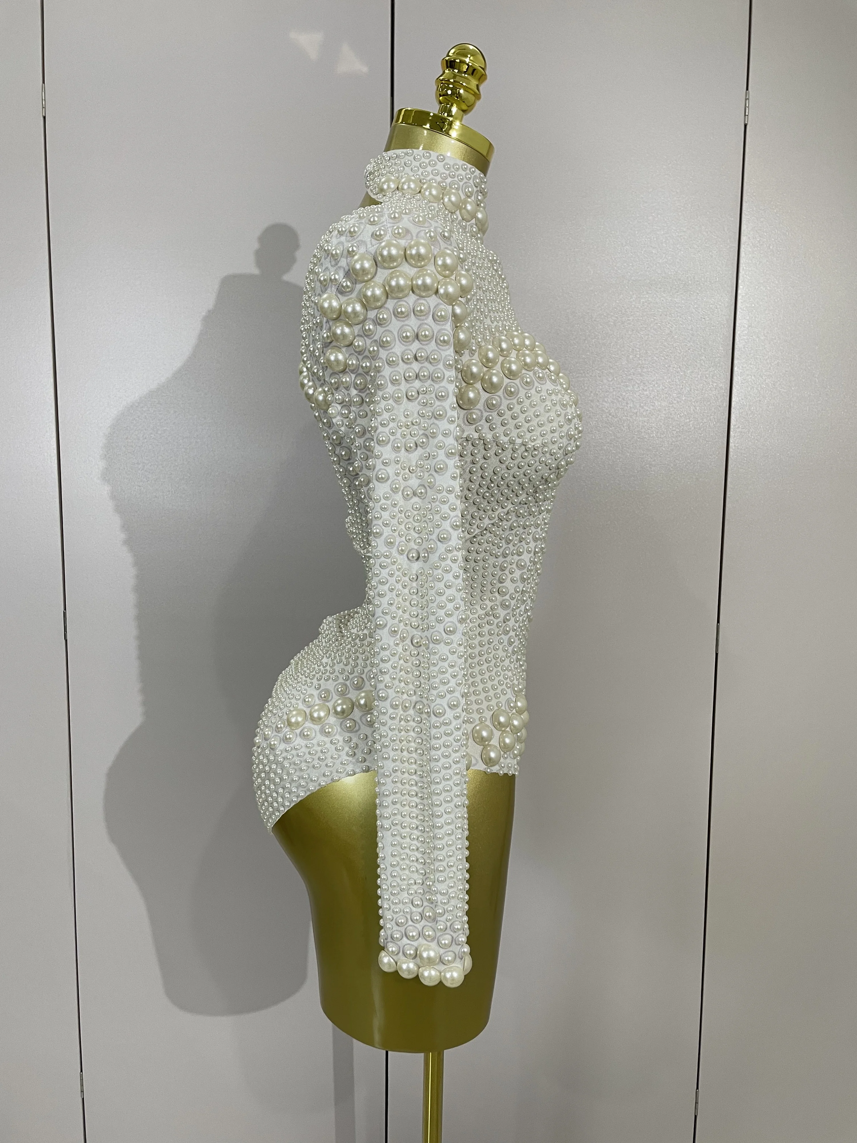 Роскошное белое эластичное боди с длинными рукавами и жемчугом - Фотография_4