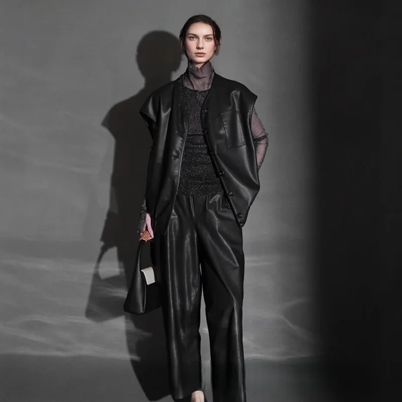 Женский кожаный жилет с большими карманами - Фотография_4