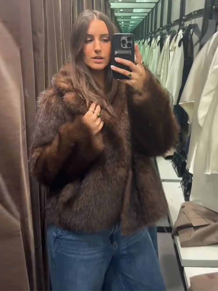 Свободное женское пальто из искусственного меха со вставками - Фотография_2