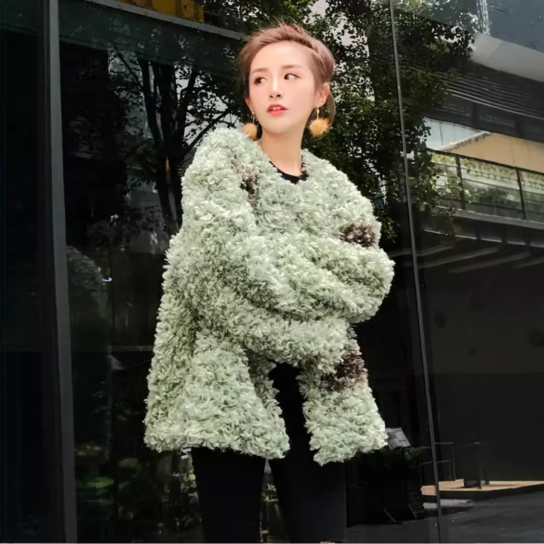 Пальто из искусственного кудрявого меха - Фотография_3