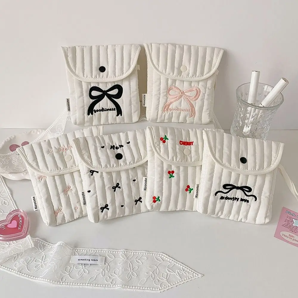 Большая вместительная косметичка с вышивкой вишни - Фотография_3