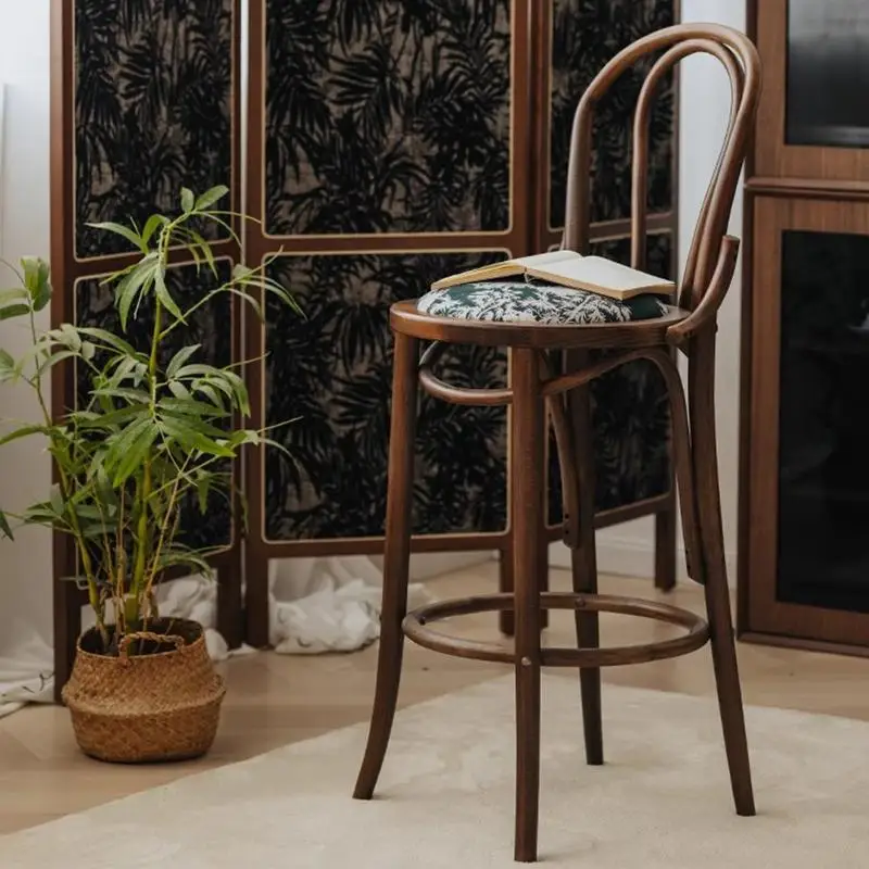 Эргономичные барные стулья из цельного дерева - Фотография_2