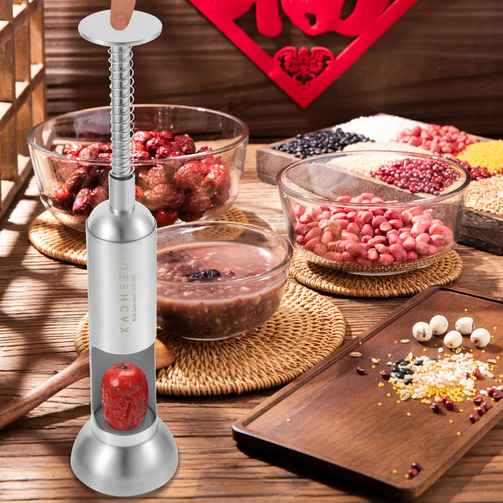 Красный инструмент для удаления сердцевины с датой