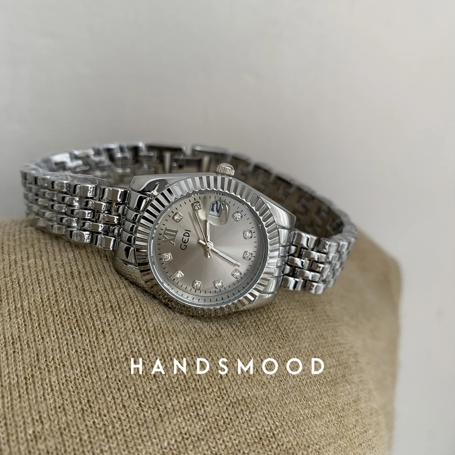 Легкие роскошные модные элитные серебристо-серые женские часы-календарь - Фотография_4