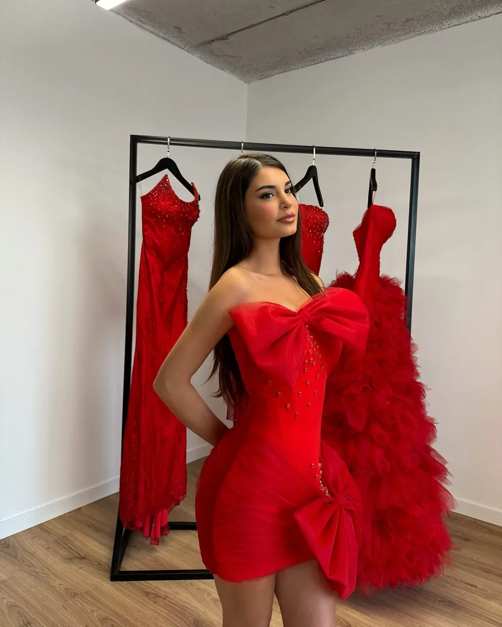 Красное мини-платье без бретелек - Фотография_2