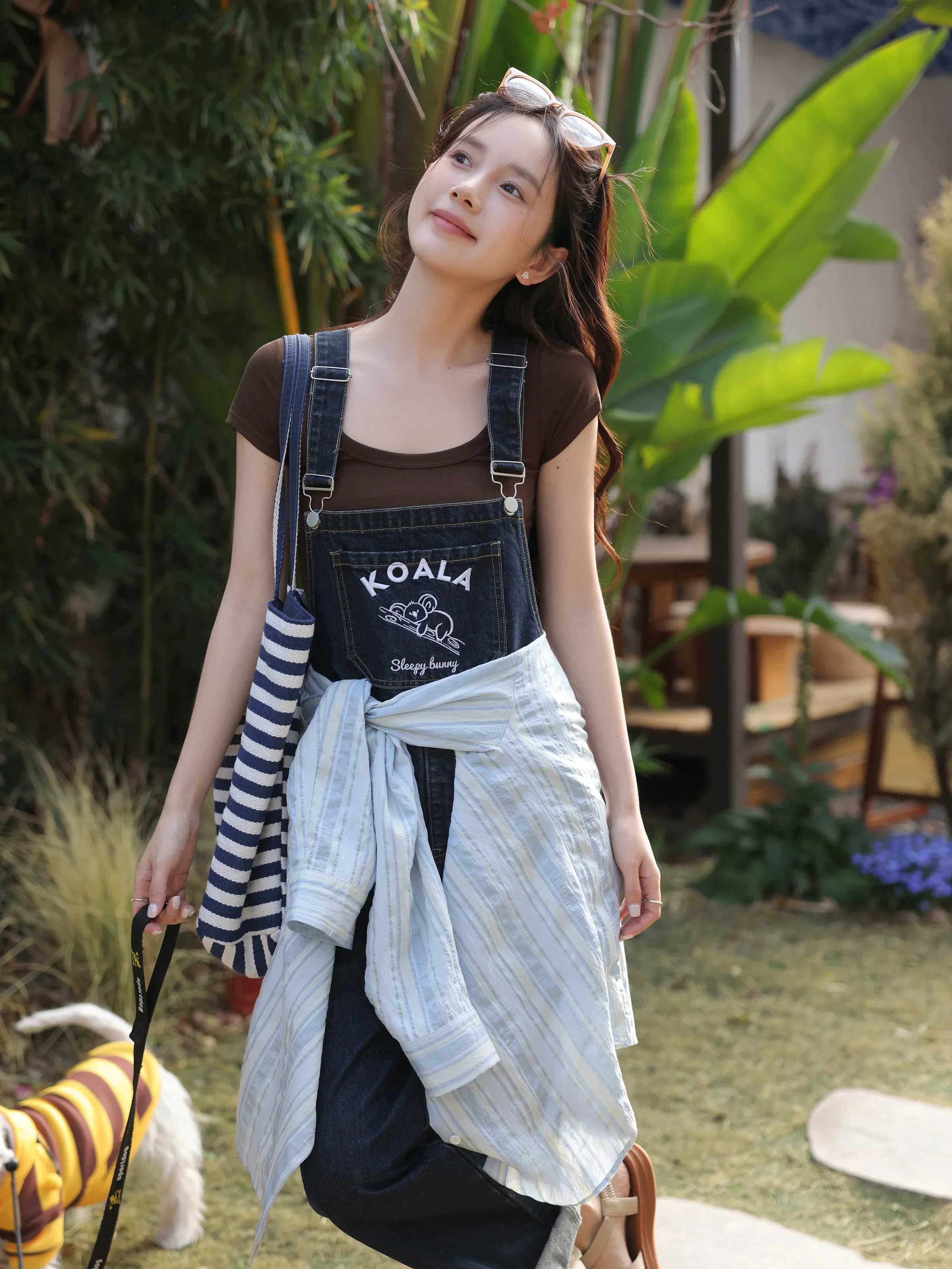 Милый джинсовый комбинезон с вышивкой коалы для женщин - Фотография_3