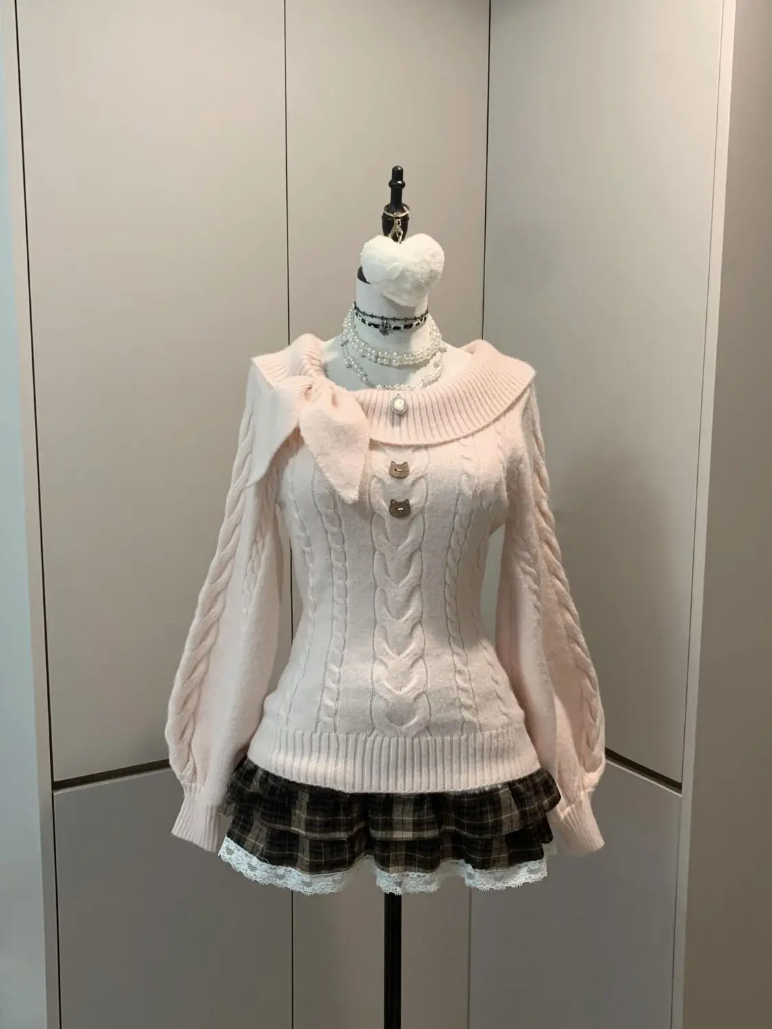 Милый вязаный свитер в консервативном