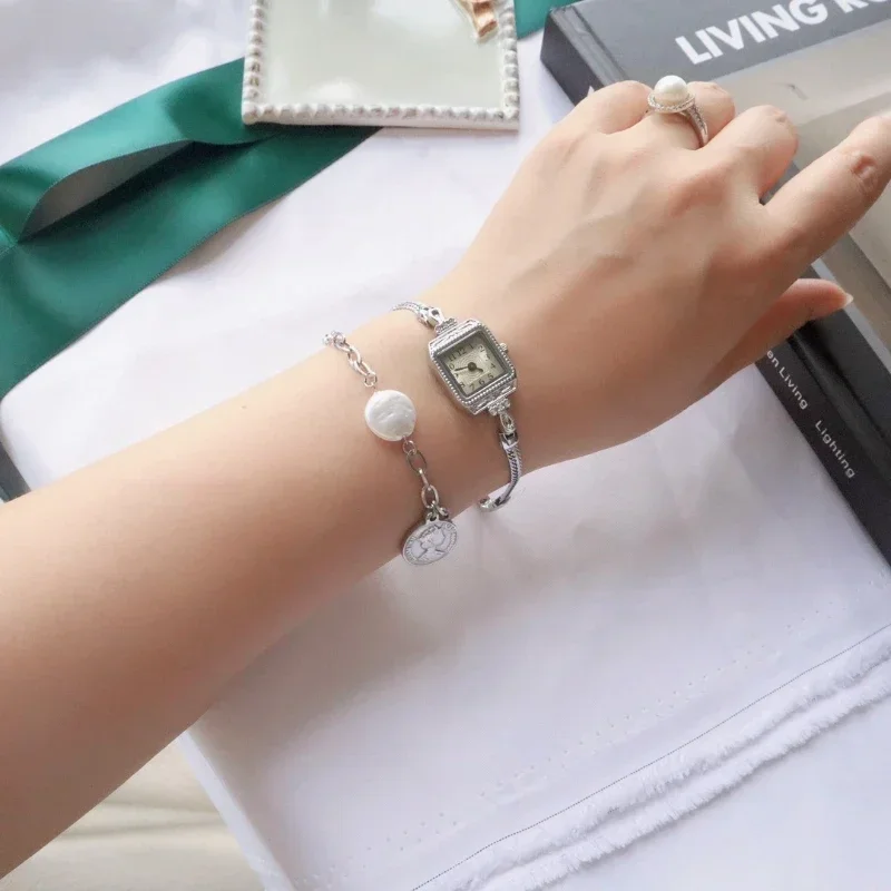 Изящные и яркие роскошные винтажные часы с тонким ремешком - Фотография_2